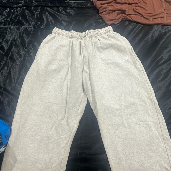 Only worn once and only one owner. For reference I am 5’5 140LB - Picture 5 of 5